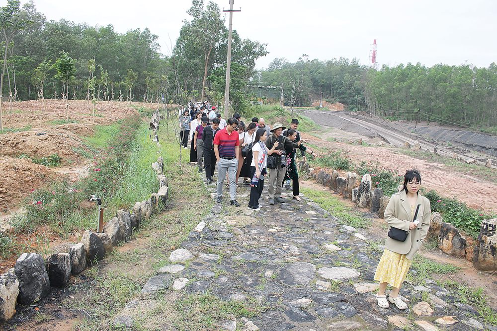 Đo&agrave;n Famtrip tham quan mỏ than Na Dương. Ảnh CK