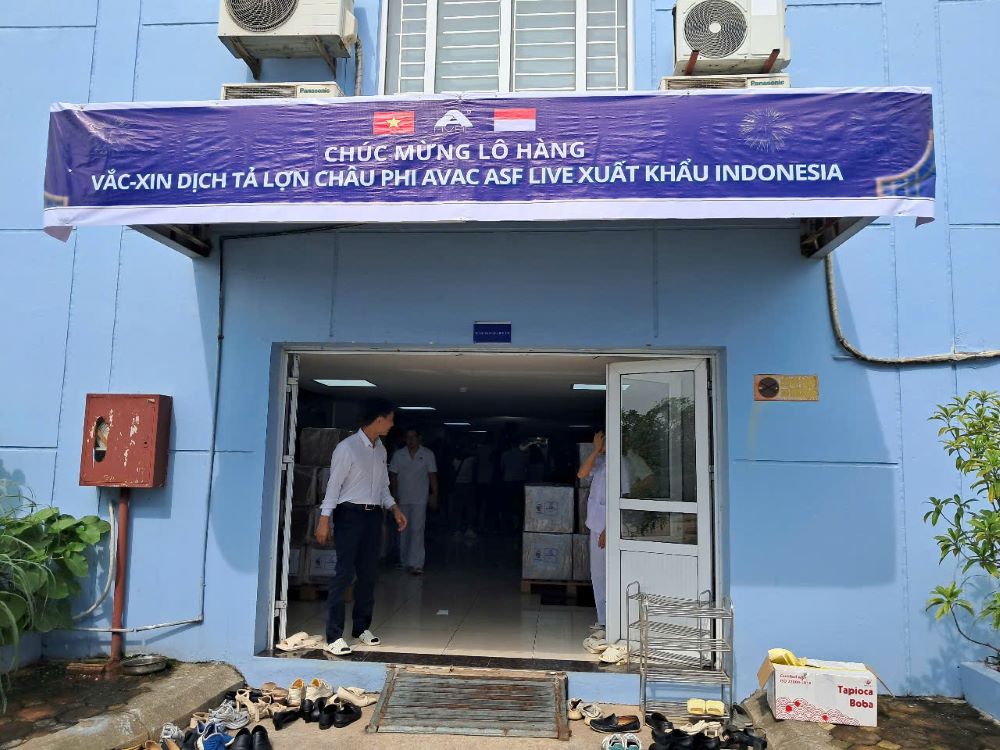 Kho h&agrave;ng vaccine trước khi xuất khẩu sang Indonesia.