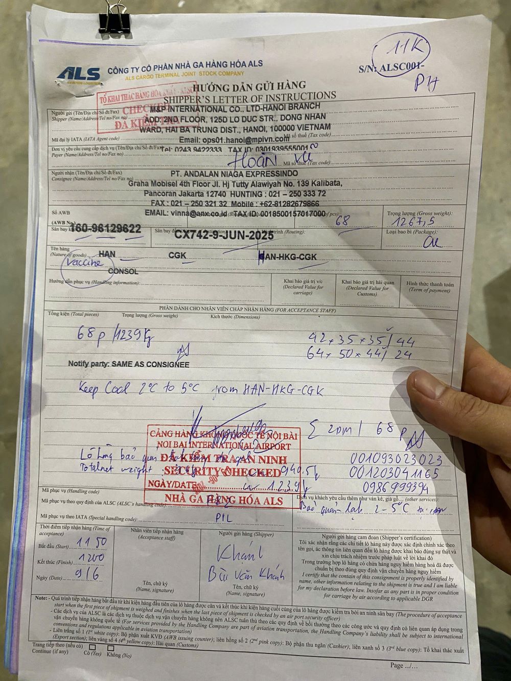 Ho&aacute; đơn xuất khẩu l&ocirc; h&agrave;ng vaccine sang Indonesia.