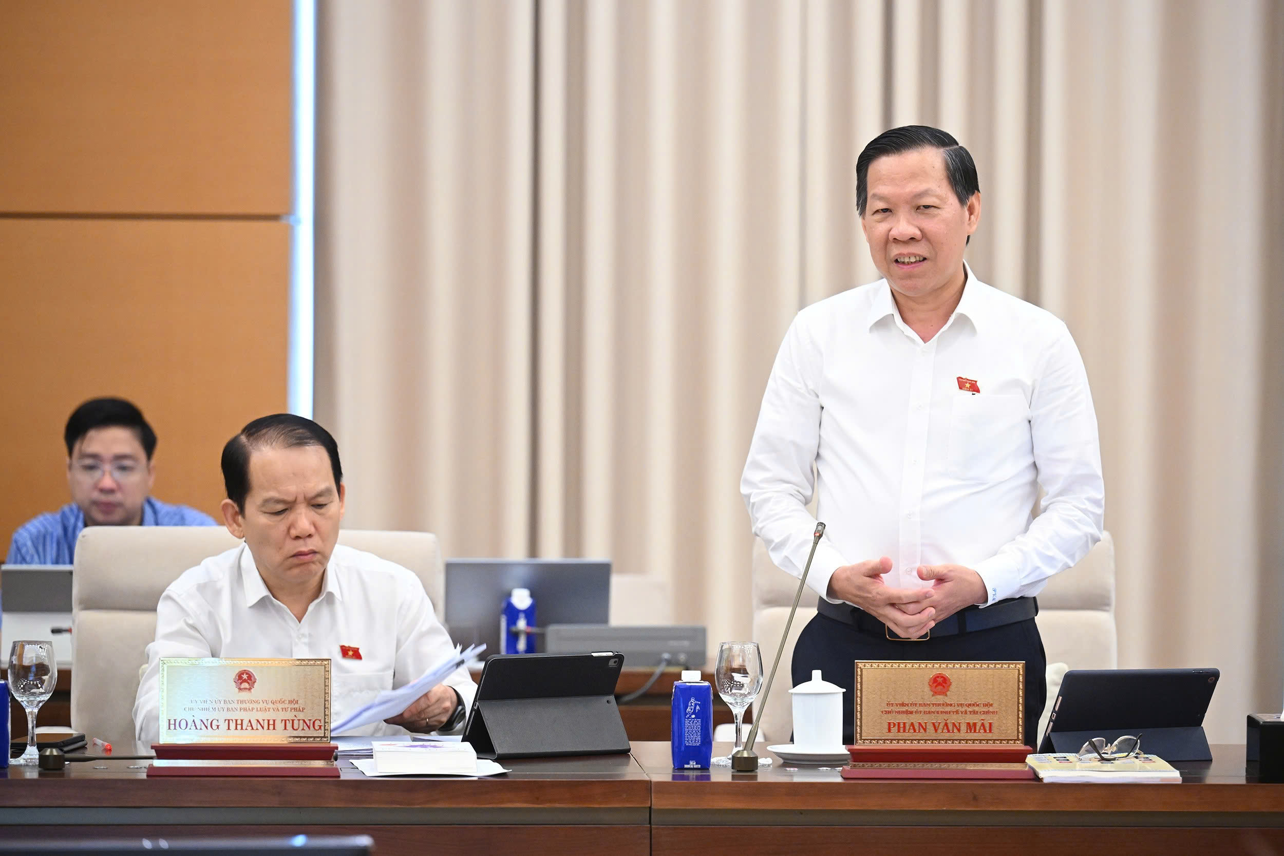 Chủ nhiệm Ủy ban Kinh tế và Tài chính Phan Văn Mãi trình bày báo cáo thẩm tra. Ảnh: Media Quốc hội.