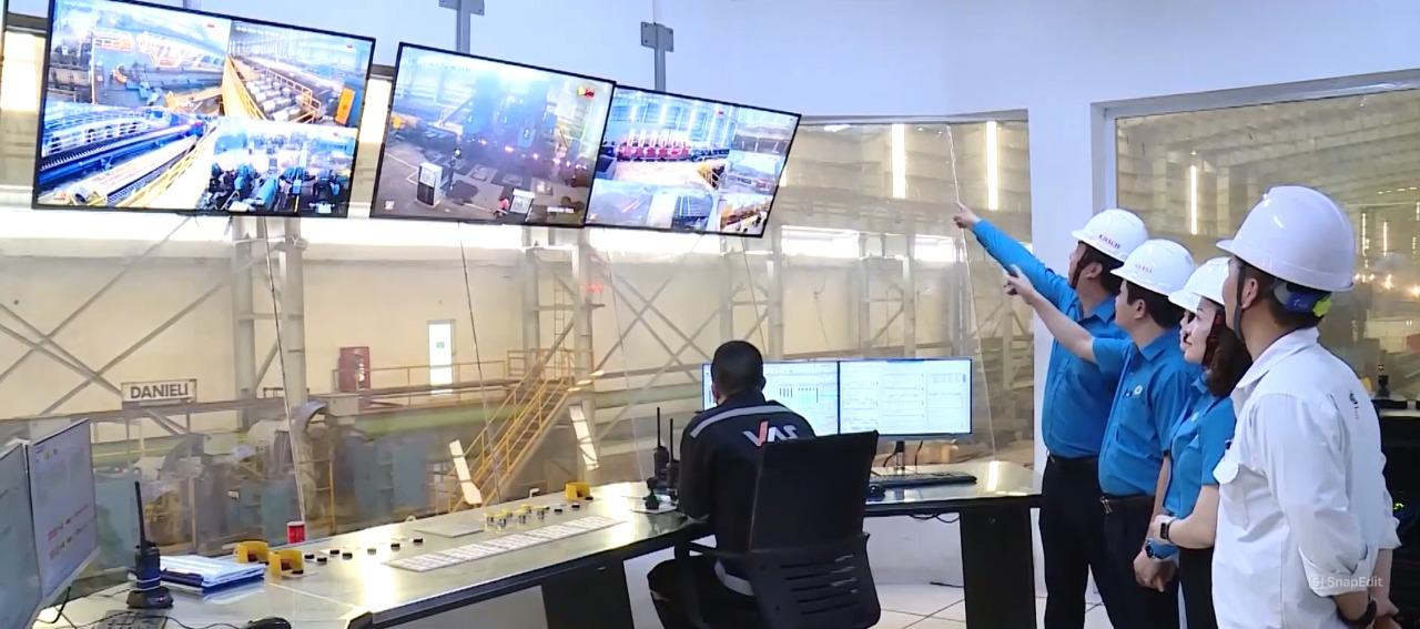 Tại Khu Kinh tế Nghi Sơn, các doanh nghiệp lớn như Nhà máy Lọc hóa dầu Nghi Sơn, Hoa Sen, Tân Á Đại Thành, VAS Nghi Sơn đã mạnh dạn đầu tư dây chuyền hiện đại, ứng dụng quản lý sản xuất thông minh, giám sát chất lượng bằng phần mềm chuyên dụng.