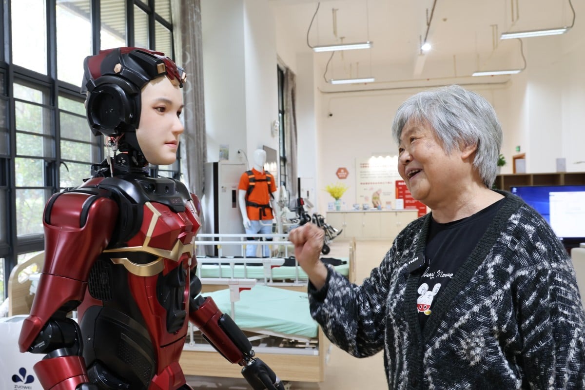 Việc triển khai robot trong lĩnh vực chăm sóc người cao tuổi được đánh giá là phức tạp hơn nhiều so với các ứng dụng trong công nghiệp