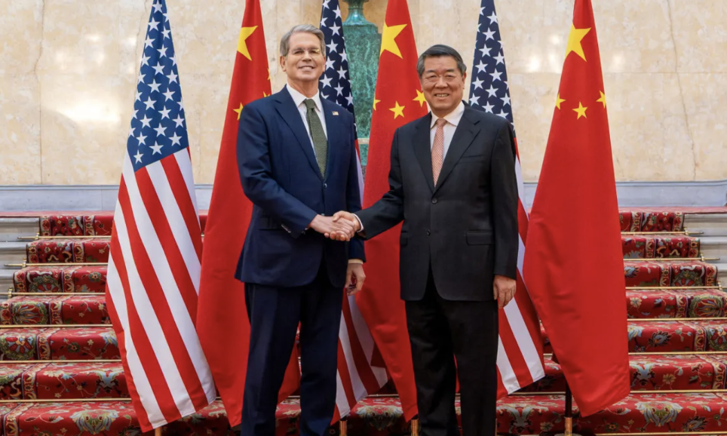 Bộ trưởng Bộ Tài chính Mỹ Scott Bessent và Phó thủ tuóng Trung Quốc Hà Lập Phong trước khi khởi động đàm phán thương mại vòng 2 ở London ngày 9/6 - Ảnh: Reuters.