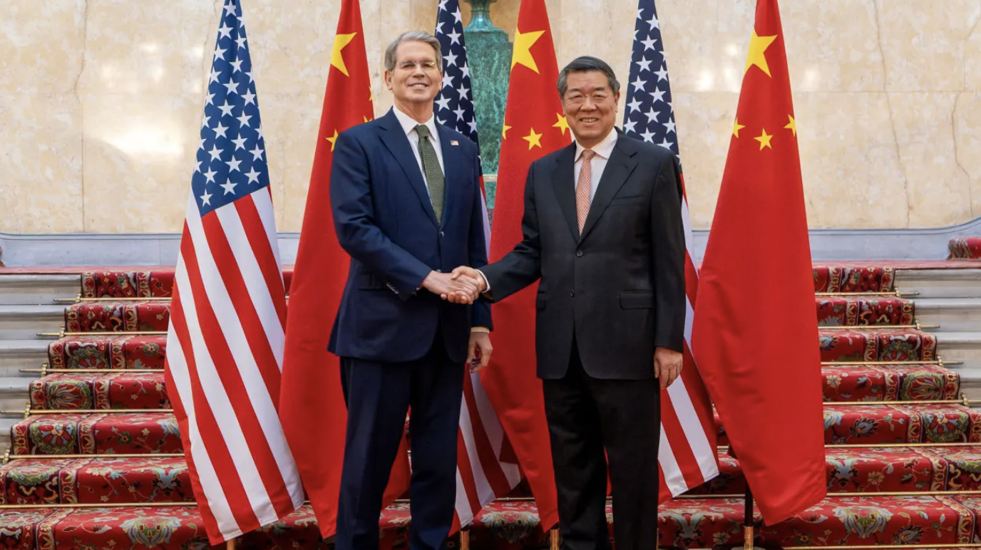 Bộ trưởng Bộ Tài chính Mỹ Scott Bessent và Phó thủ tuóng Trung Quốc Hà Lập Phong trước khi khởi động đàm phán thương mại vòng 2 ở London ngày 9/6 - Ảnh: Reuters.