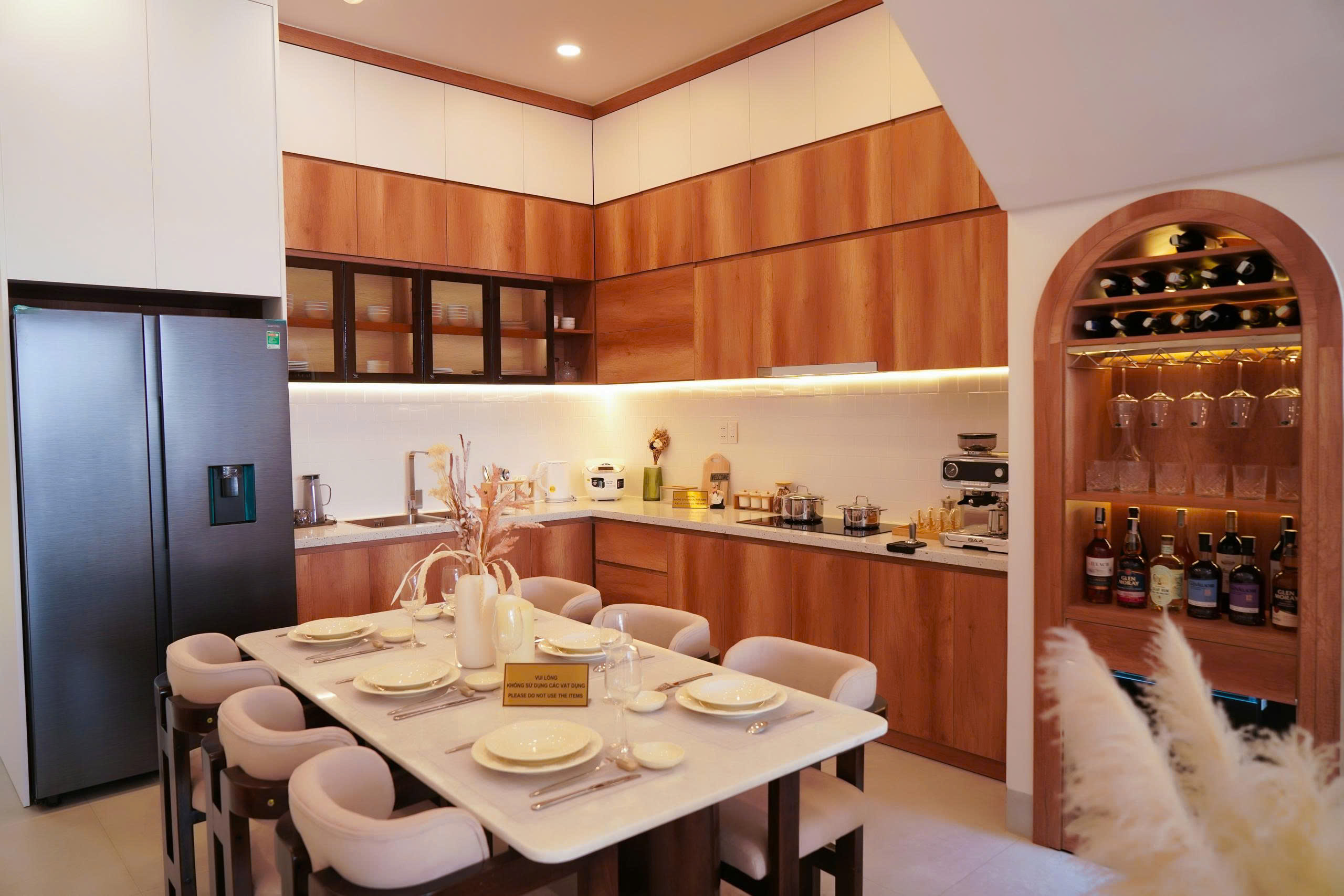 Không gian bếp được thiết kế hiện đại, ấm cúng, khơi nguồn cảm hứng cho những bữa ăn sum vầy, đậm chất yêu thương.