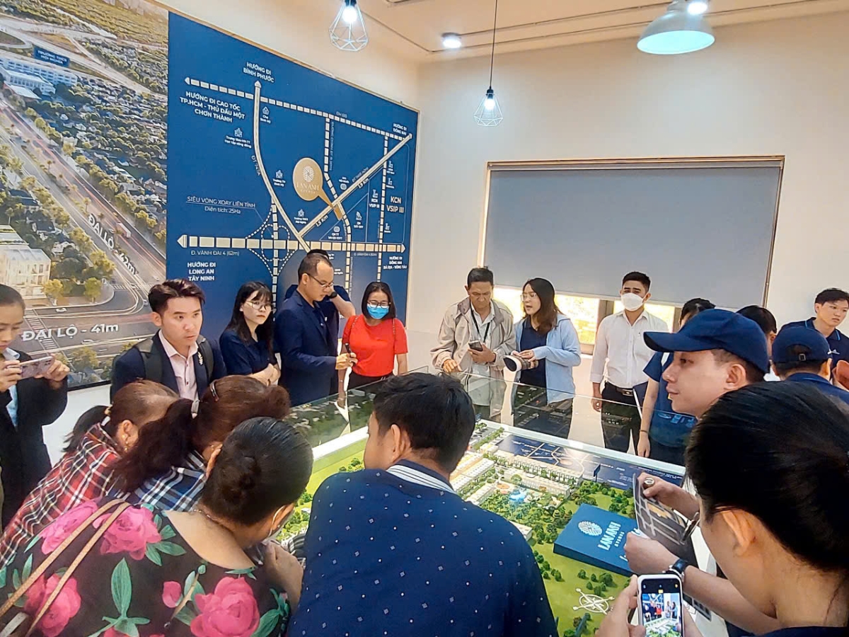Đ&ocirc;ng đảo kh&aacute;ch h&agrave;ng tham quan sa b&agrave;n v&agrave; lắng nghe c&aacute;c chuy&ecirc;n vi&ecirc;n tư vấn ph&acirc;n t&iacute;ch tiềm năng của Lan Anh Avenue tại sự kiện.
