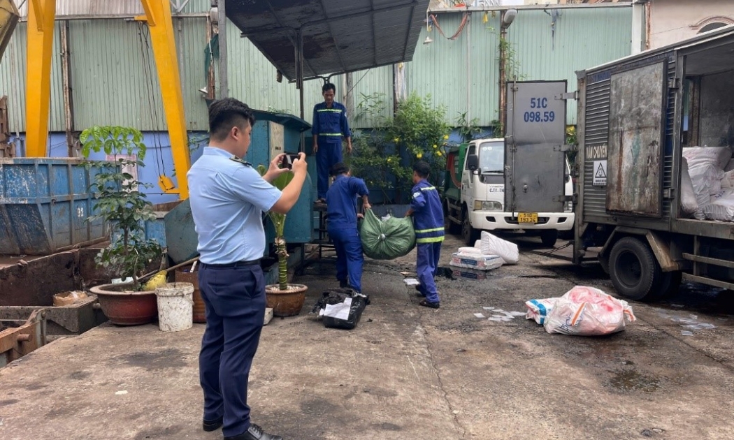 Giám sát việc tiêu hủy hàng hóa vi phạm - Ảnh: Cổng thông tin điện tử Cục Quản lý thị trường TP.HCM.