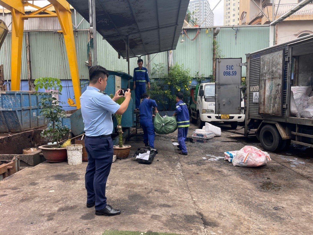 Giám sát việc tiêu hủy hàng hóa vi phạm - Ảnh: Cổng thông tin điện tử Cục Quản lý thị trường TP.HCM.