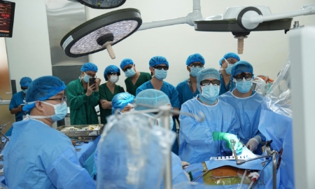 Các bác sĩ Bệnh viện Tim Hà Nội thực hiện ca phẫu thuật nội soi toàn bộ thay cùng lúc 2 van tim.