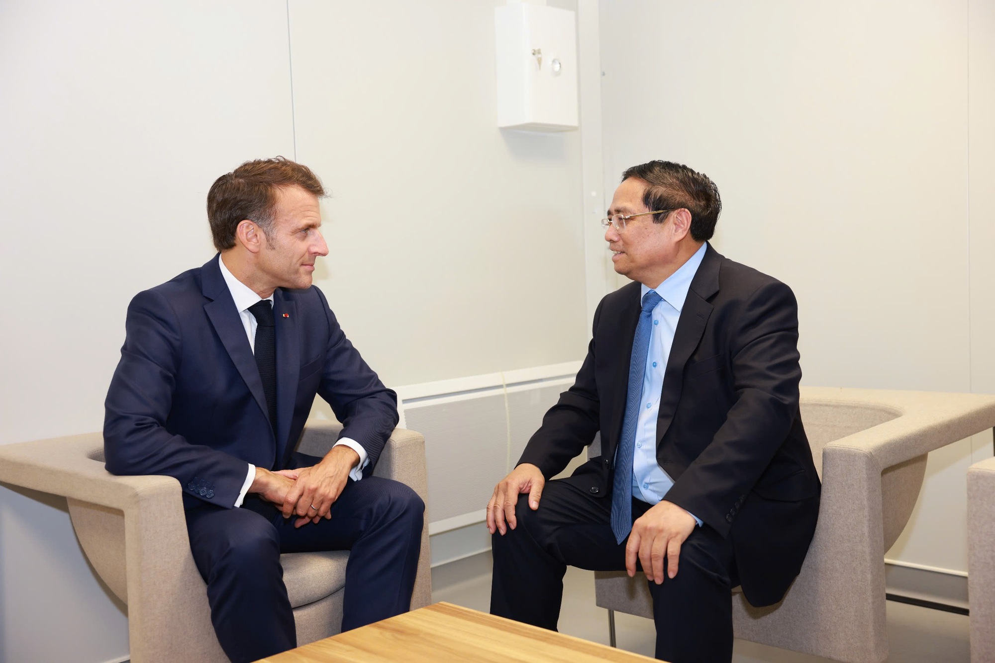 Thủ tướng Ch&iacute;nh phủ Phạm Minh Ch&iacute;nh hội kiến Tổng thống Ph&aacute;p Emmanuel Macron - Ảnh: VGP