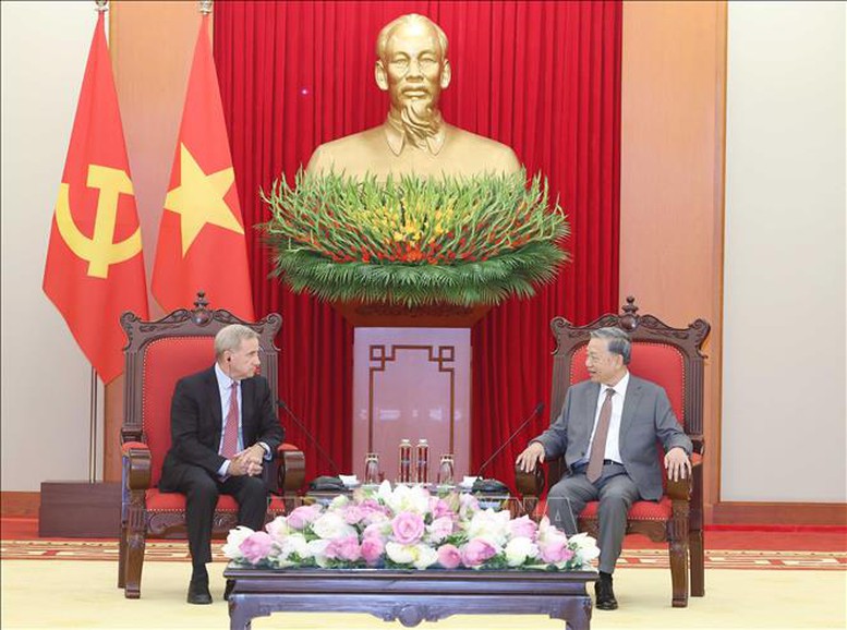 Tổng B&iacute; thư T&ocirc; L&acirc;m tiếp &ocirc;ng Alex Rogers, Chủ tịch phụ tr&aacute;ch Quản trị to&agrave;n cầu của Tập đo&agrave;n Qualcomm - Ảnh: TTXVN.&nbsp;