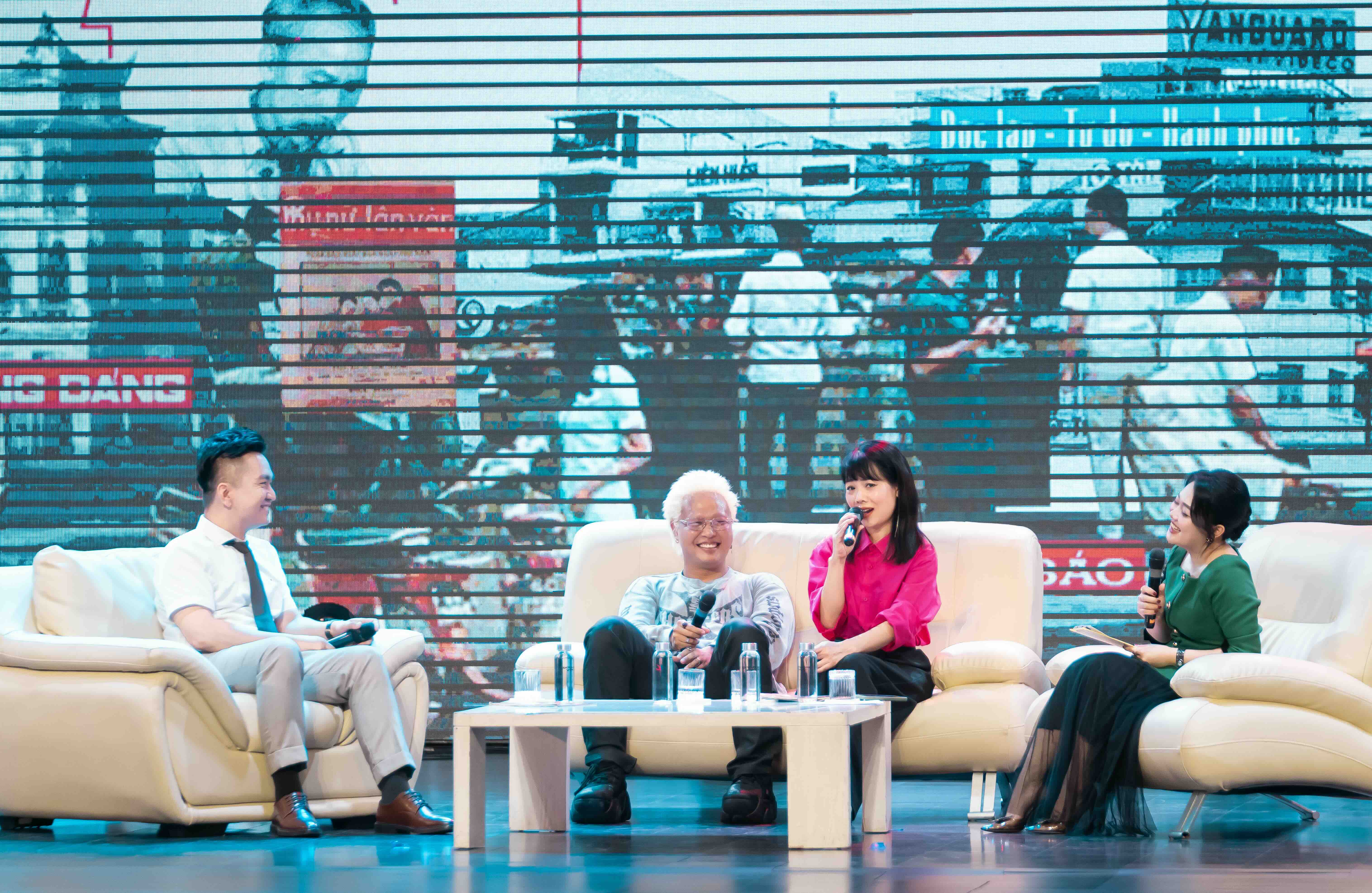 C&aacute;c diễn giả trả lời những c&acirc;u hỏi từ sinh vi&ecirc;n v&agrave; người tham dự Talkshow. Ảnh:&nbsp;Multimedia Club.