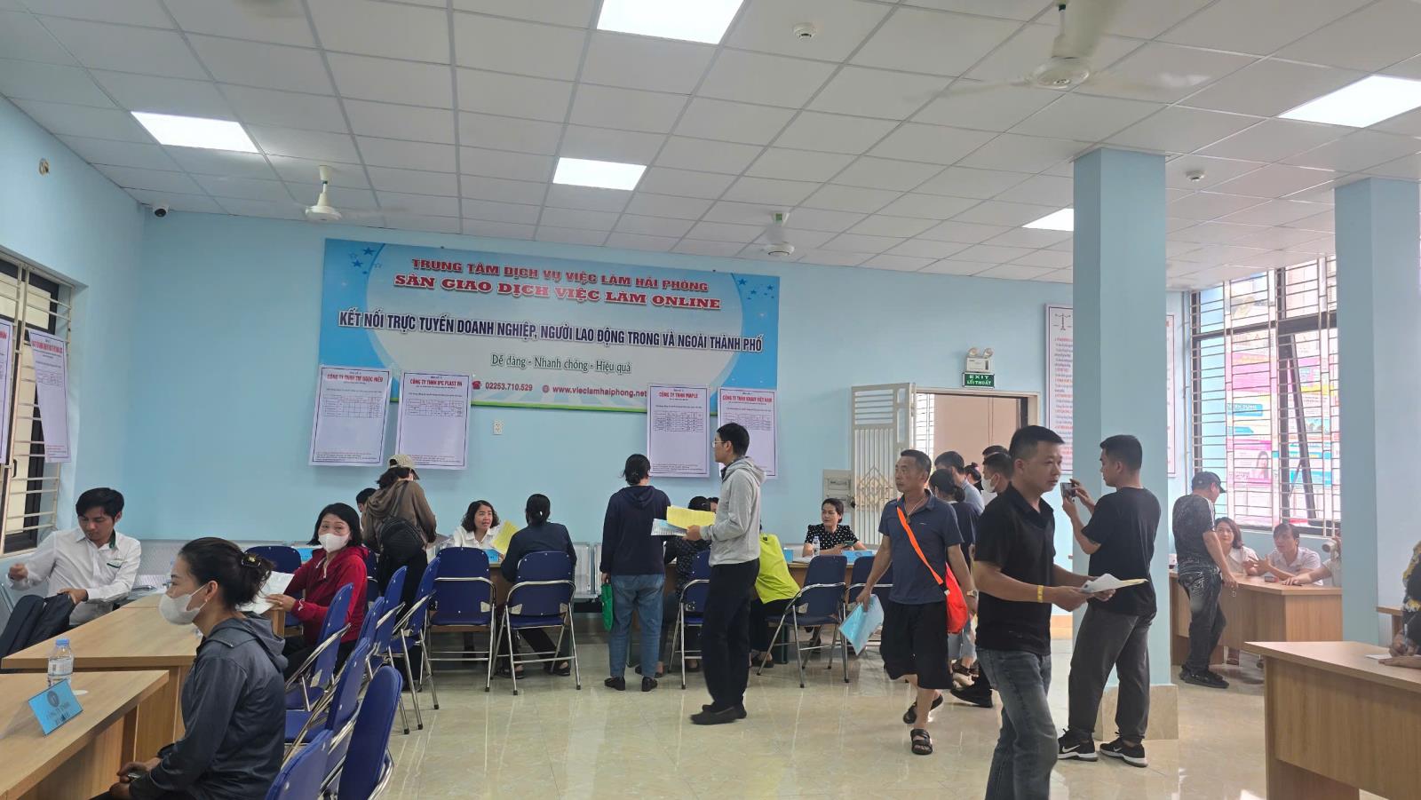 Lao động thất nghiệp tham gia phiên giao dịch việc làm. Ảnh: VLHP. 