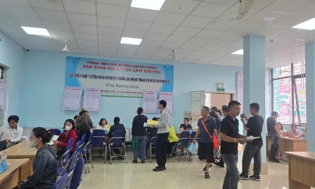 Lao động thất nghiệp tham gia phiên giao dịch việc làm. Ảnh: VLHP.