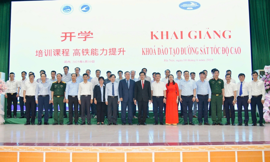 Các đại biểu và học viên dự Lễ khai giảng khóa đào tạo đường sắt tốc độ cao. Ảnh: VNR