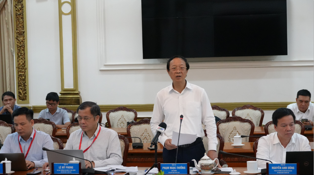 Thứ trưởng Bộ Giáo dục và Đào tạo Phạm Ngọc Thưởng phát biểu tại buổi làm việc - Nguồn: Cổng thông tin điện tử TP.HCM.