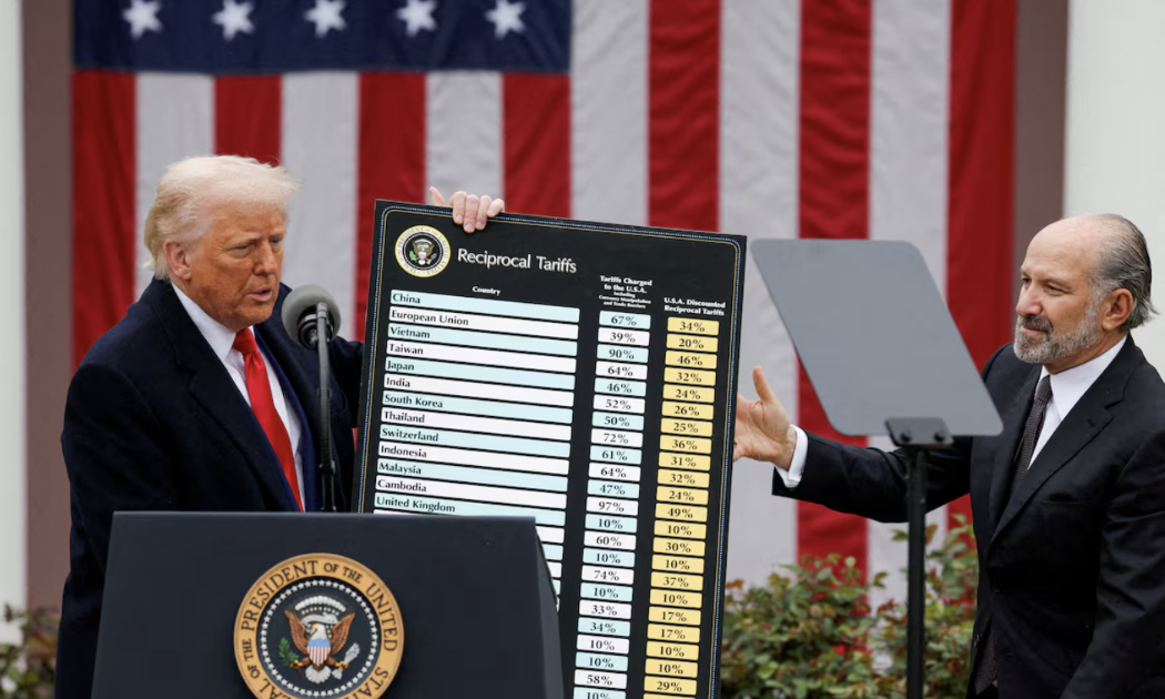 Tổng thống Mỹ Donald Trump (trái) và Bộ trưởng Bộ Thương mại Mỹ Howard Lutnick công bố thuế quan đối ứng hôm 2/4/2025 - Ảnh: Reuters.