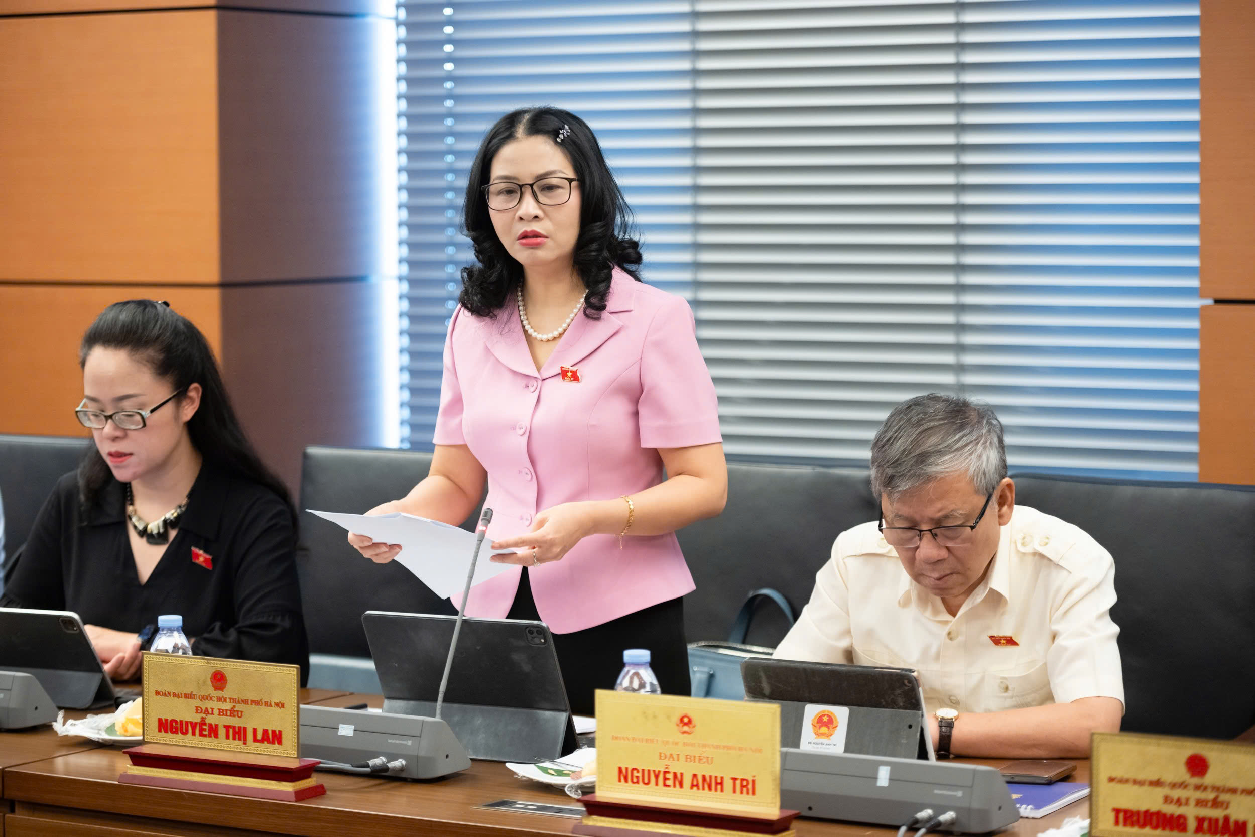 Đại biểu Nguyễn Thị Lan, đo&agrave;n Tp.H&agrave; Nội ph&aacute;t biểu thảo luận.