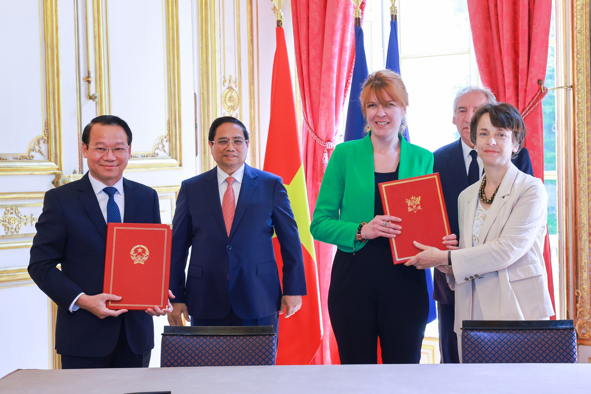 Thủ tướng Phạm Minh Chính và Thủ tướng Pháp Francois Bayrou chứng kiến Lễ ký kết và trao Thoả thuận hợp tác ba bên giữa Cục Địa chất và Khoáng sản Việt Nam, Cục nghiên cứu địa chất và khoáng sản Pháp BRGM và Cơ quan Phát triển Pháp AFD về quản lý bền vững tài nguyên khoáng sản và tăng cường kiến thức địa chất cho chuyển dịch năng lượng - Ảnh: VGP