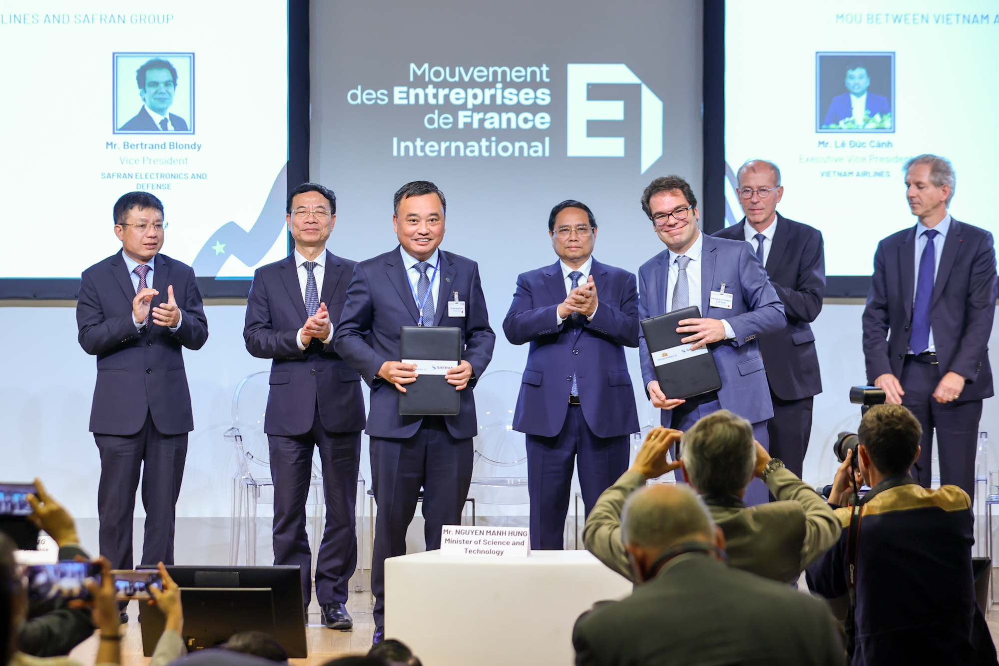 Thủ tướng chứng kiến lễ trao bản ghi nhớ (MOU) giữa Vietnam Airlines v&agrave; Tập đo&agrave;n Safran Electronics &Defense về thỏa thuận thu&ecirc; hệ thống ph&acirc;n t&iacute;ch dữ liệu bay giai đoạn từ năm 2026-2030 - Ảnh: VGP