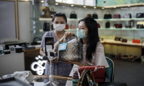 Cuộc chiến giá khốc liệt ở Trung Quốc: Đồ hiệu cũng 