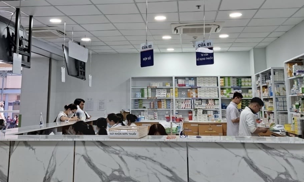 Rà soát hoạt động cung ứng thuốc trong bệnh viện. Ảnh: Phương Thảo. 