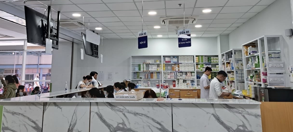 Rà soát hoạt động cung ứng thuốc trong bệnh viện. Ảnh: Phương Thảo. 