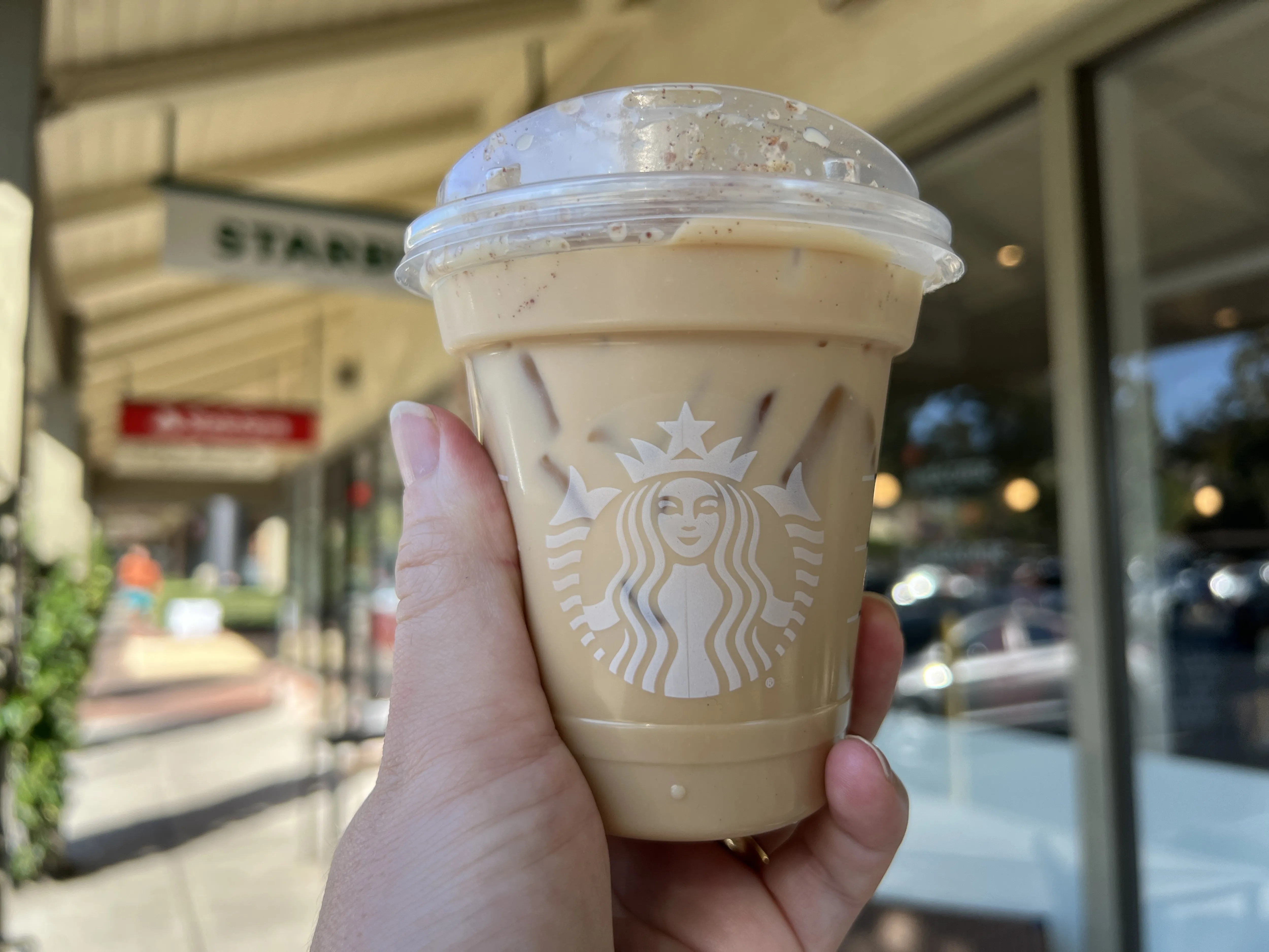 Starbucks cuối cùng vẫn phải tham gia vào cuộc chiến giá cả - Ảnh 1