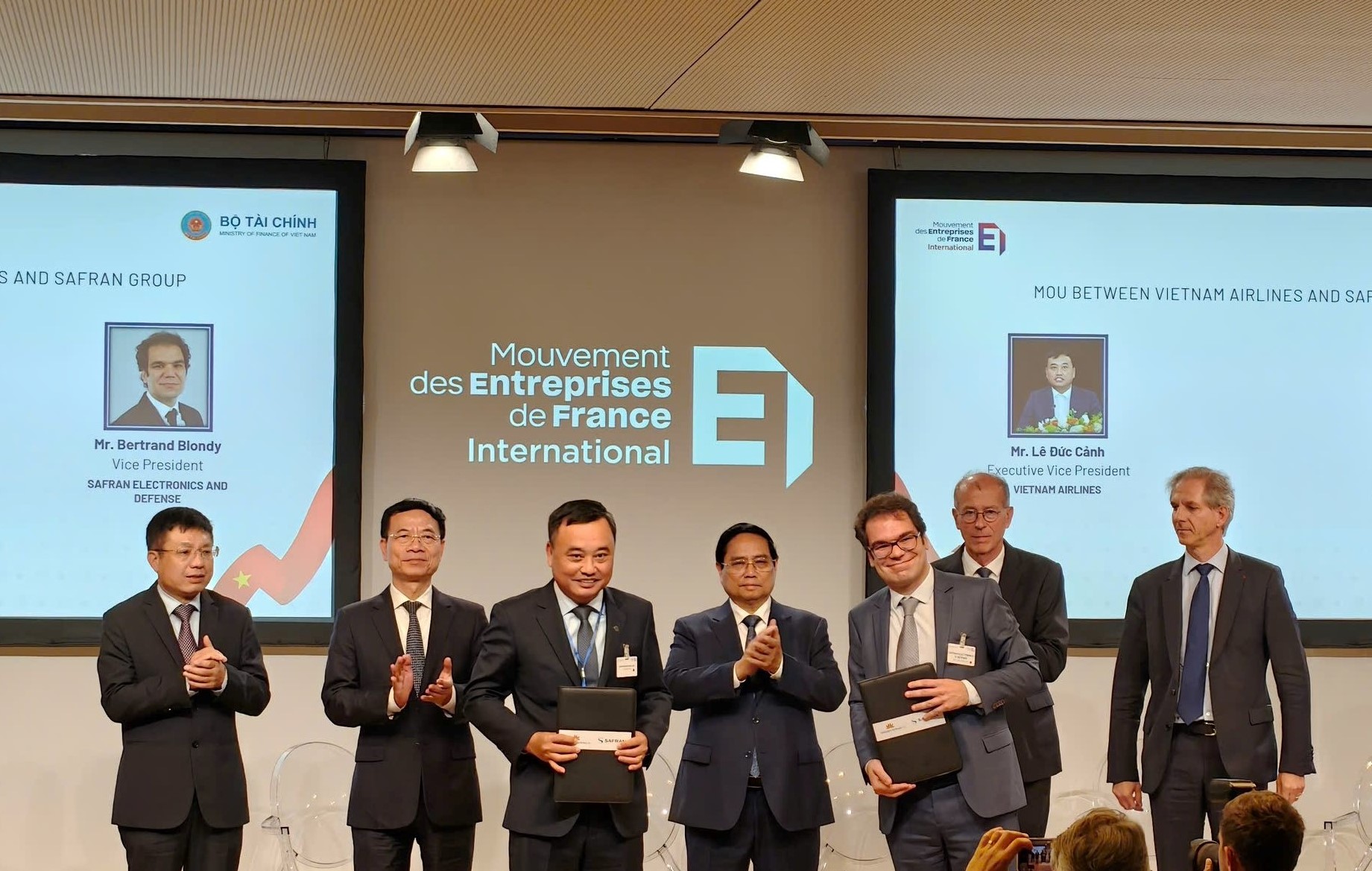 Đại diện Vietnam Airlines v&agrave; C&ocirc;ng ty Safran Electronics & Defense (Tập đo&agrave;n Safran) k&yacute; kết Bi&ecirc;n bản ghi nhớ về việc thu&ecirc; hệ thống ph&acirc;n t&iacute;ch dữ liệu bay cho giai đoạn 2026&ndash;2030.