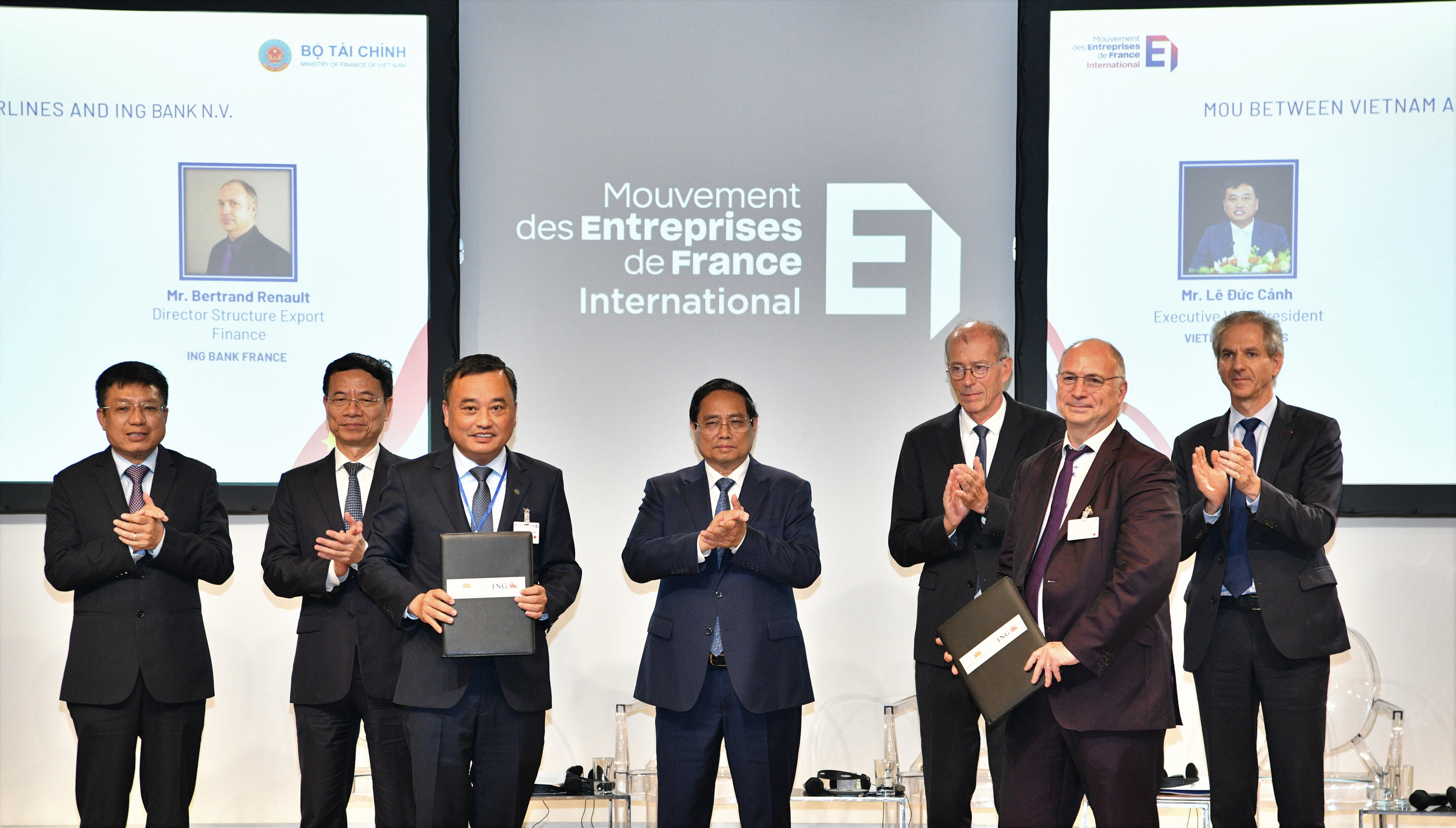 Vietnam Airlines và Ngân hàng ING ký Biên bản ghi nhớ về hợp tác tài chính dưới sự chứng kiến của Thủ tướng Phạm Minh Chính.