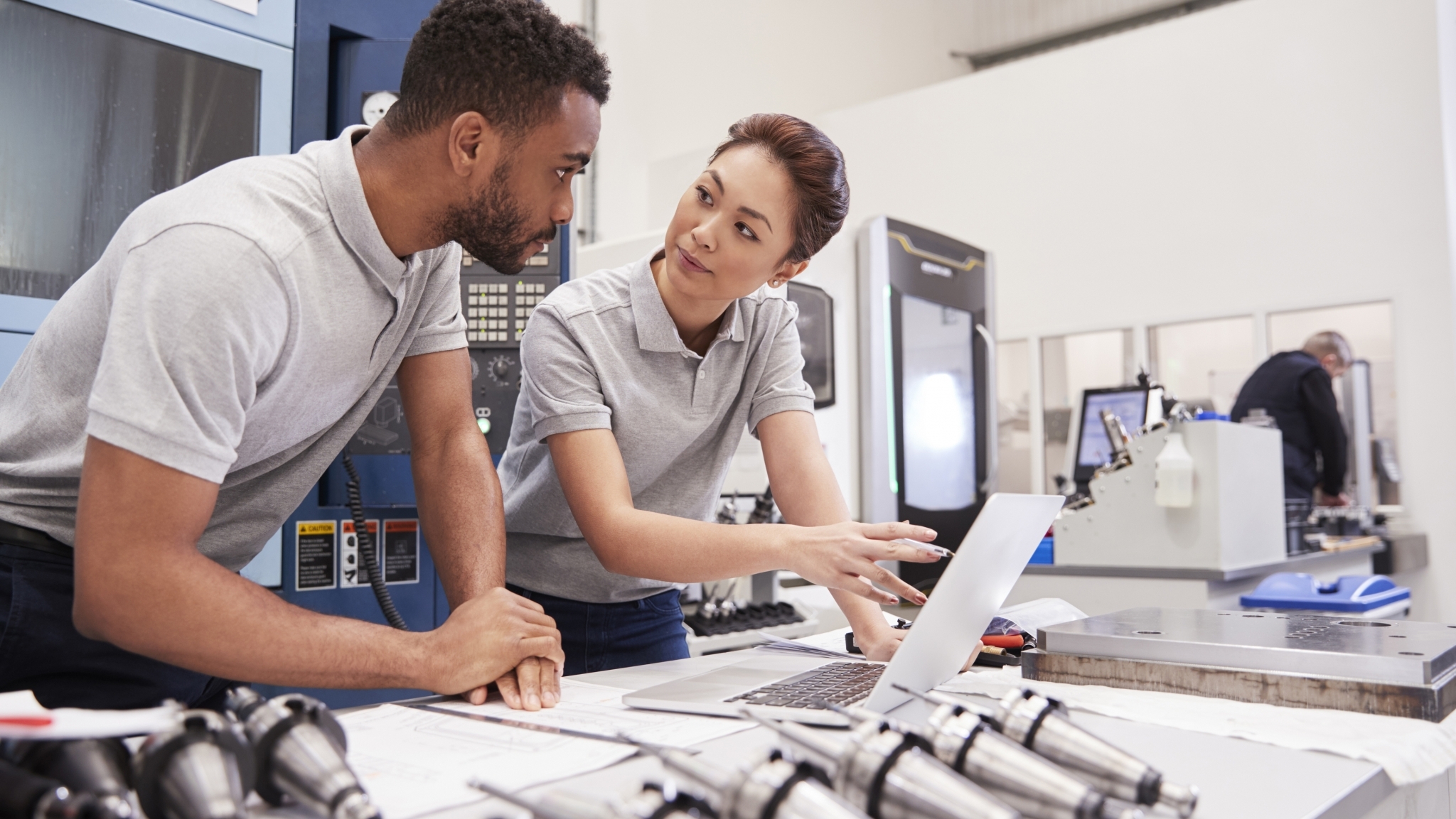 Nhiều lao động đang chuyển hướng sang những kỹ năng m&agrave; AI s&aacute;ng tạo chưa l&agrave;m được. Ảnh: Getty images