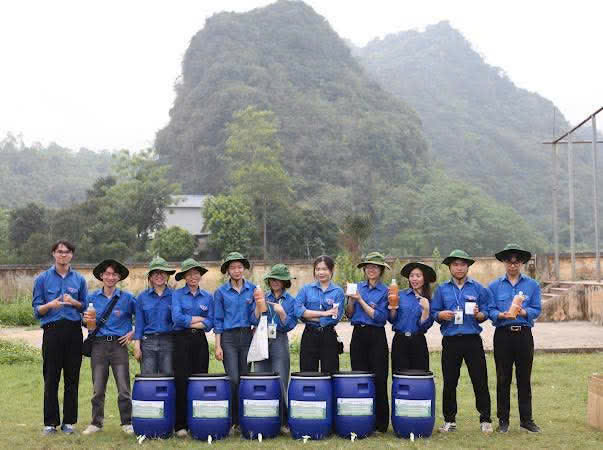 C&ugrave;ng c&aacute;c bạn sinh vi&ecirc;n t&igrave;nh nguyện lan tỏa tinh thần sống xanh