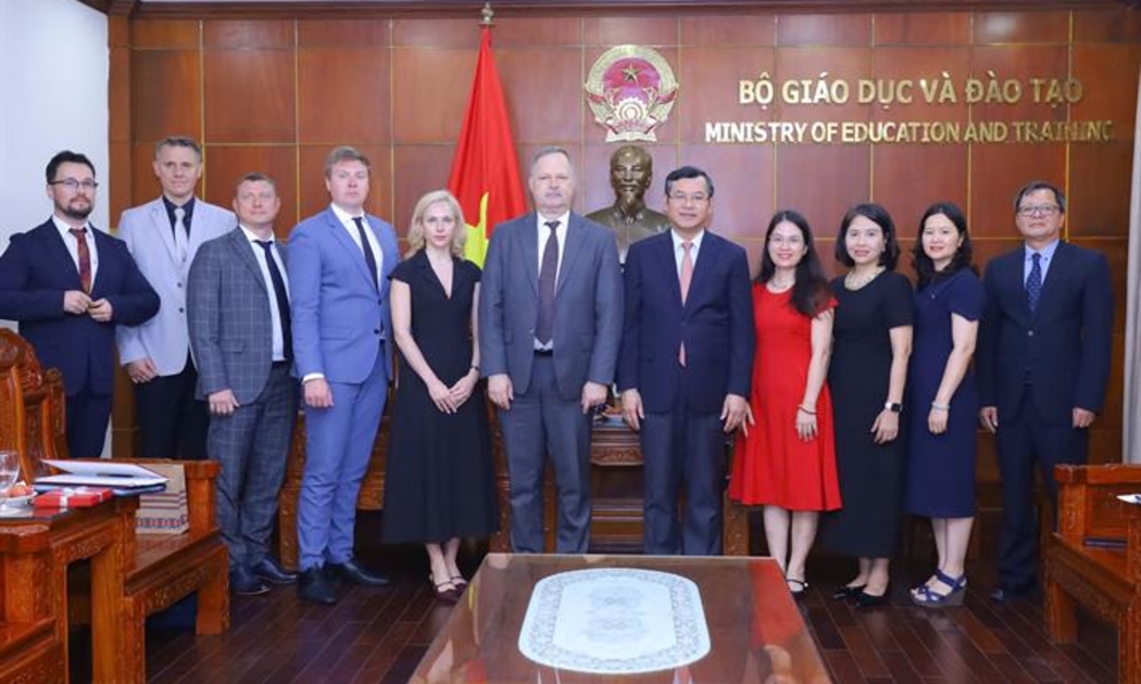 Thứ trưởng Nguyễn Văn Phúc và Hiệu trưởng Đại học Bauman cùng thành viên hai bên. Ảnh: MOET.