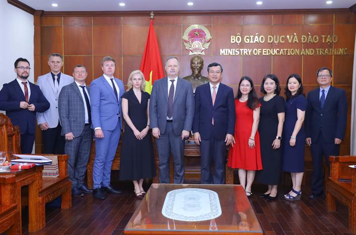 Thứ trưởng Nguyễn Văn Phúc và Hiệu trưởng Đại học Bauman cùng thành viên hai bên. Ảnh: MOET.