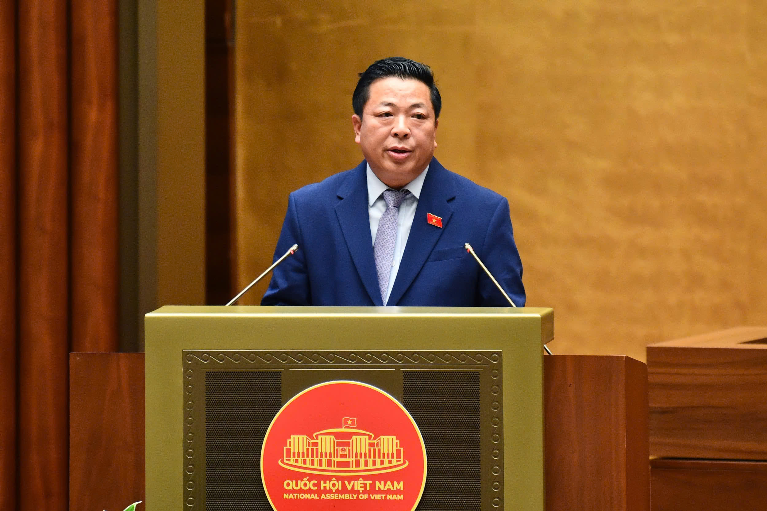 Bộ trưởng Bộ X&acirc;y dựng Trần Hồng Minh tr&igrave;nh b&agrave;y Tờ tr&igrave;nh -&nbsp; Ảnh: Quochoi.vn