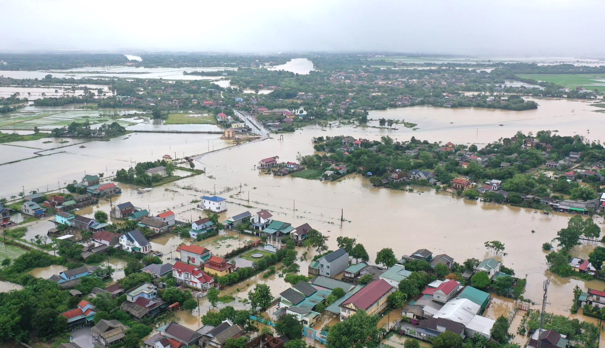 Phong Điền, thành phố Huế nhiều nơi ngập sâu trong nước. Ảnh: Long Nhật