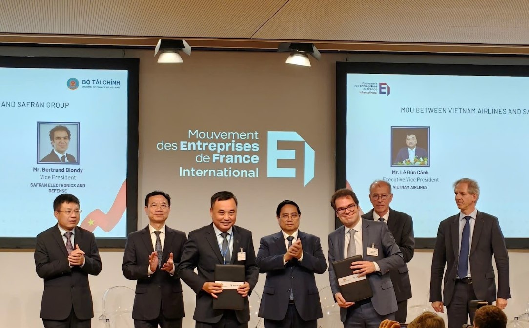 Tại Diễn đ&agrave;n Doanh nghiệp Việt Nam - Ph&aacute;p lần n&agrave;y, Vietnam Airlines v&agrave; C&ocirc;ng ty Safran Electronics & Defense thuộc Tập đo&agrave;n Safran đ&atilde; k&yacute; Bi&ecirc;n bản ghi nhớ về việc thu&ecirc; hệ thống ph&acirc;n t&iacute;ch dữ liệu bay cho giai đoạn&nbsp;2026&ndash;2030.