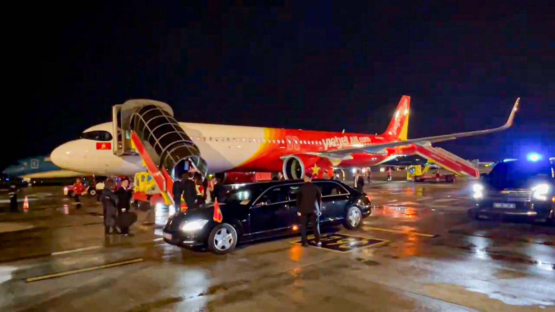 Tổng thống Litva đến Hà Nội trên chuyên cơ Vietjet - Ảnh 1
