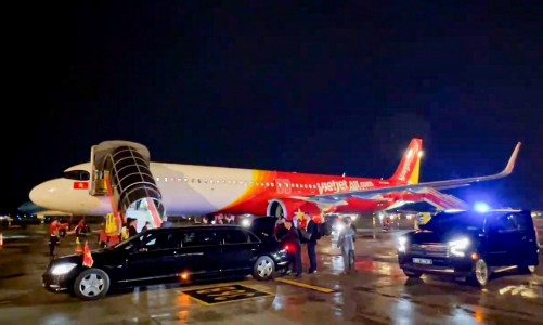 Tổng thống Litva đến Hà Nội trên chuyên cơ Vietjet