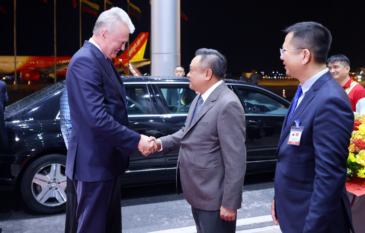 Chủ tịch UBND th&agrave;nh phố H&agrave; Nội Trần Sỹ Thanh đ&oacute;n Tổng thống nước Cộng h&ograve;a Litva Gitanas Nauseda v&agrave; Phu nh&acirc;n tại S&acirc;n bay Quốc tế Nội B&agrave;i. (Ảnh: Phạm Ki&ecirc;n/TTXVN).