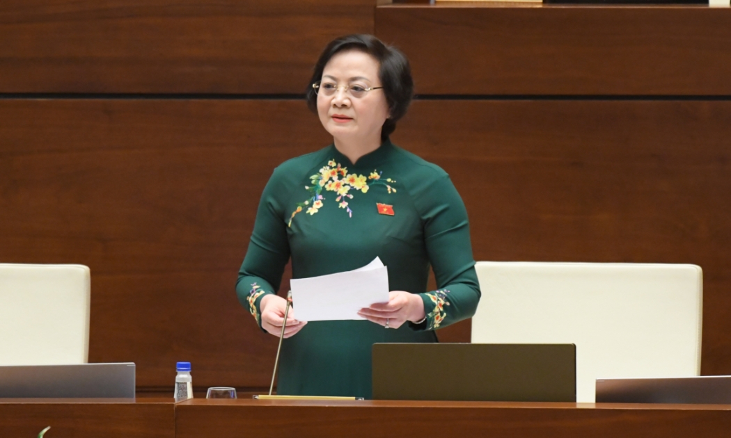 Bộ trưởng Bộ Nội vụ Phạm Thị Thanh Trà giải trình trước Quốc hội, sáng 12/6. Ảnh: Quochoi.vn.