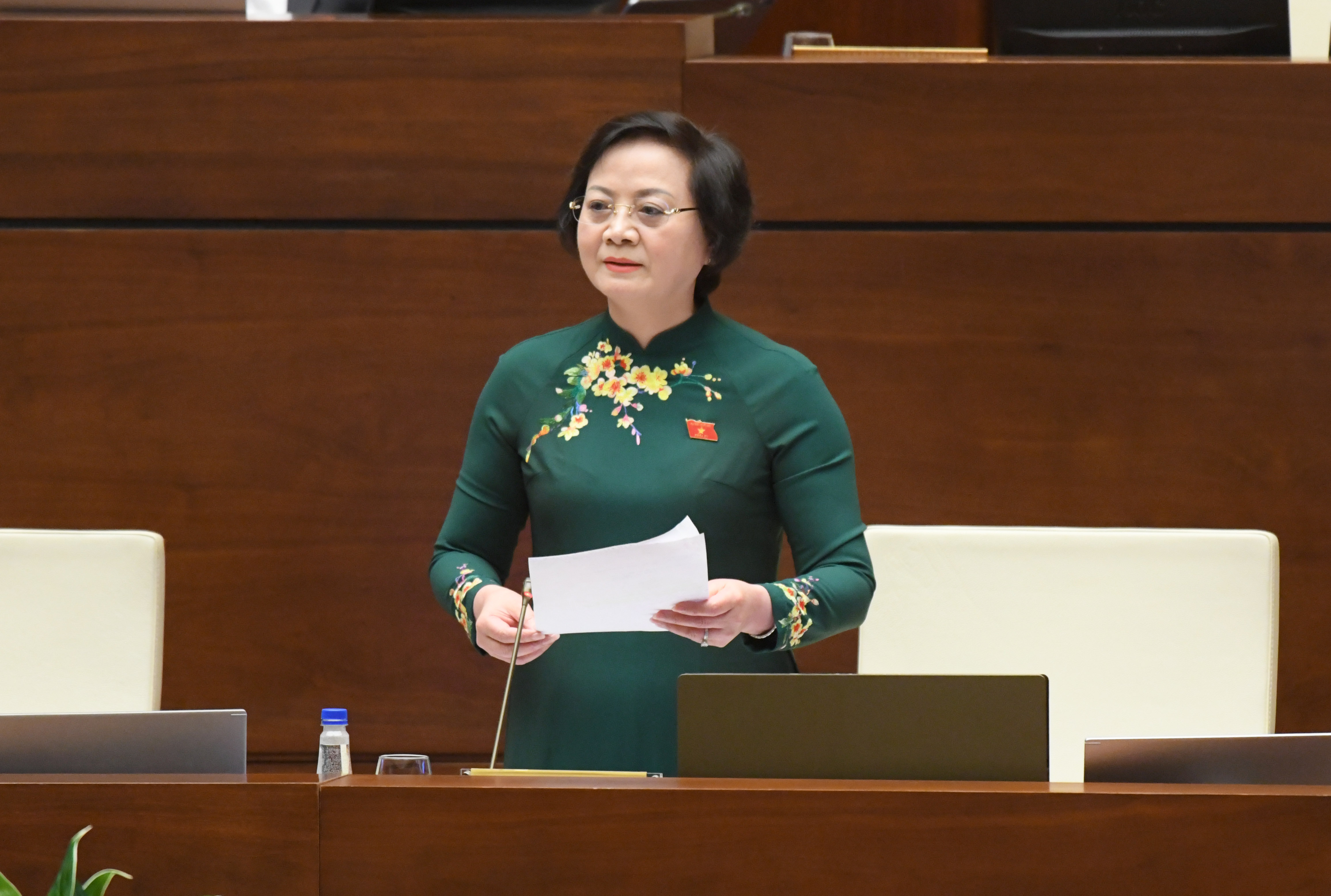 Bộ trưởng Bộ Nội vụ Phạm Thị Thanh Trà giải trình trước Quốc hội, sáng 12/6. Ảnh: Quochoi.vn.