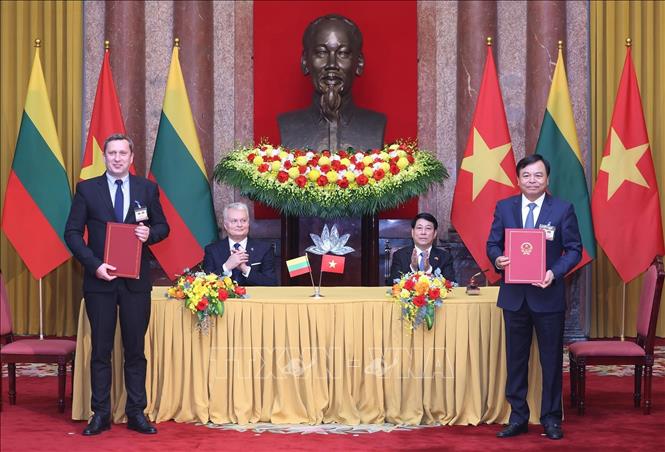Chủ tịch nước Lương Cường v&agrave; Tổng thống Lithuania Gitanas Nauseda chứng kiến lễ kết Bản ghi nhớ về hợp t&aacute;c trong lĩnh vực n&ocirc;ng nghiệp giữa Bộ N&ocirc;ng nghiệp v&agrave; M&ocirc;i trường Việt Nam v&agrave; Bộ N&ocirc;ng nghiệp Lithuania - Ảnh: TTXVN