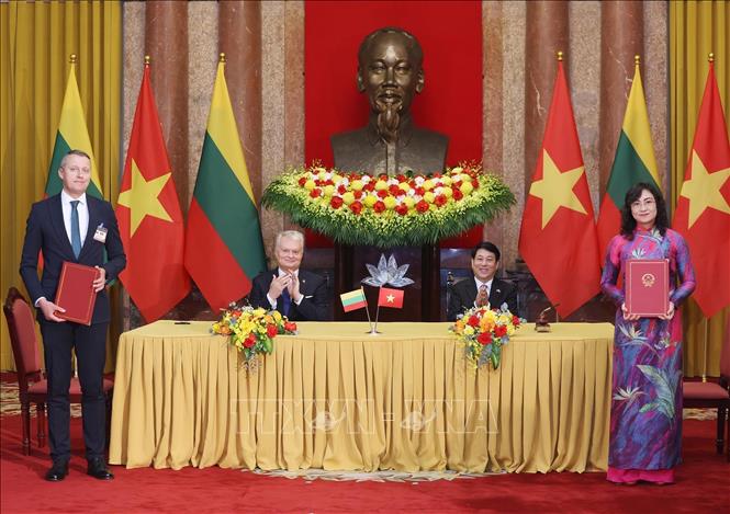 Chủ tịch nước Lương Cường v&agrave; Tổng thống Lithuania Gitanas Nauseda chứng kiến lễ k&yacute; kết Bản ghi nhớ giữa Bộ C&ocirc;ng Thương Việt Nam v&agrave; Bộ Năng lượng Lithuania về hợp t&aacute;c trong lĩnh vực năng lượng - Ảnh: TTXVN