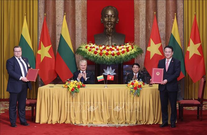 Chủ tịch nước Lương Cường v&agrave; Tổng thống Lithuania Gitanas Nauseda chứng kiến lễ k&yacute; kết &Yacute; định thư giữa Bộ T&agrave;i ch&iacute;nh Việt Nam v&agrave; Bộ T&agrave;i ch&iacute;nh Lithuania - Ảnh: LithuaniaTTXVN