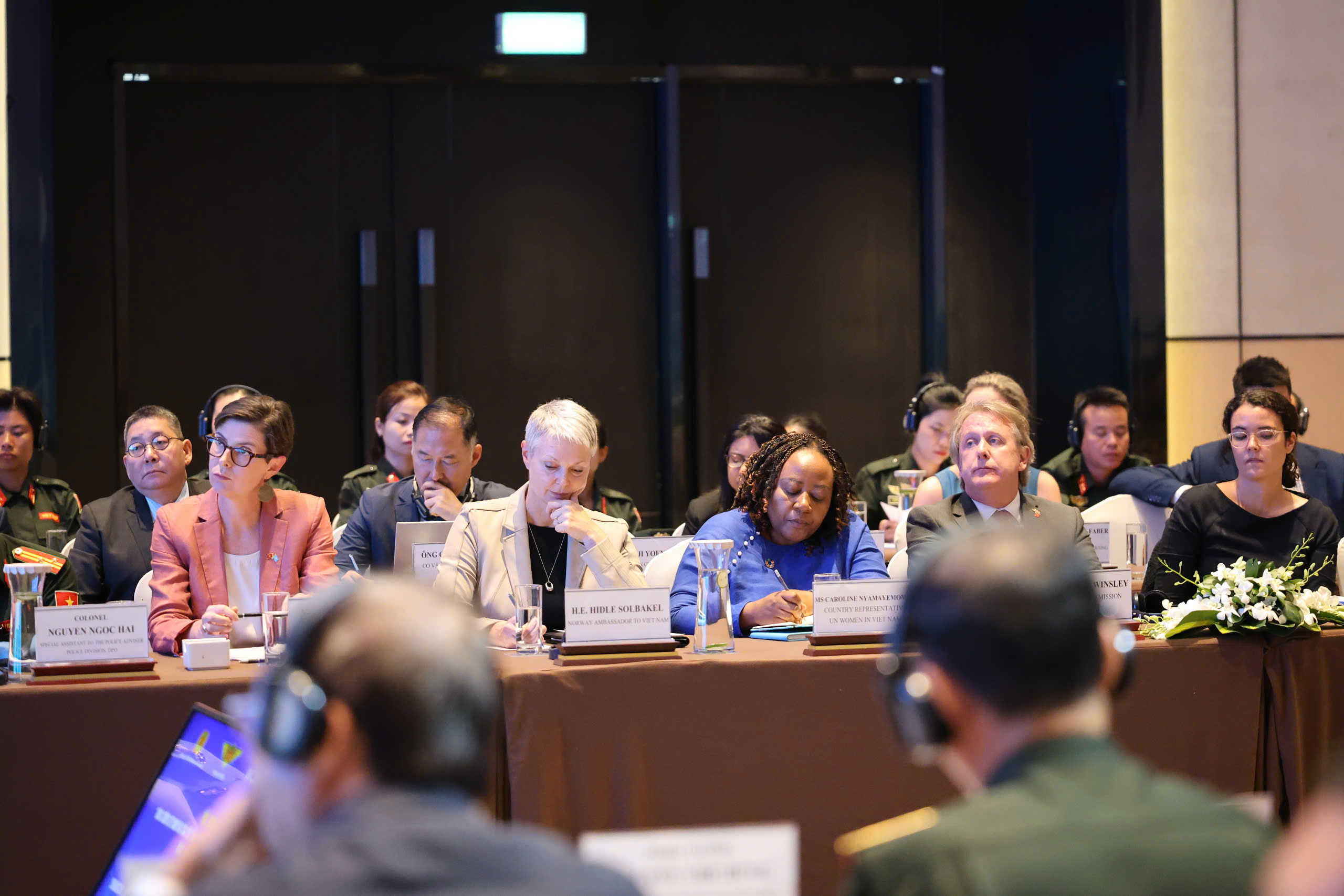 Đại biểu quốc tế tham dự diễn đ&agrave;n. Ảnh: Ho&agrave;ng Thảo.