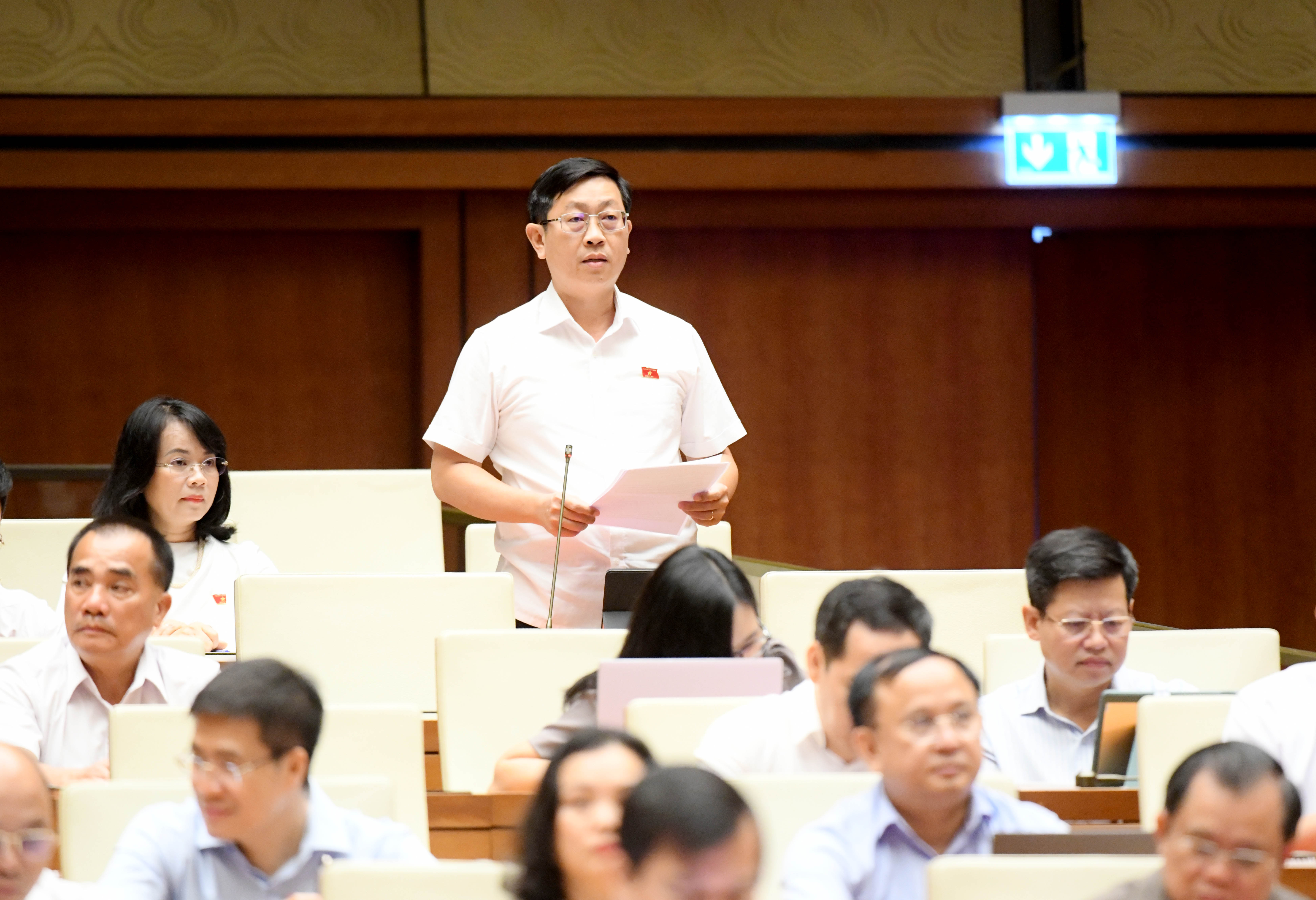 Đại biểu Nguyễn Hữu Th&ocirc;ng, đo&agrave;n B&igrave;nh Thuận ph&aacute;t biểu thảo luận.