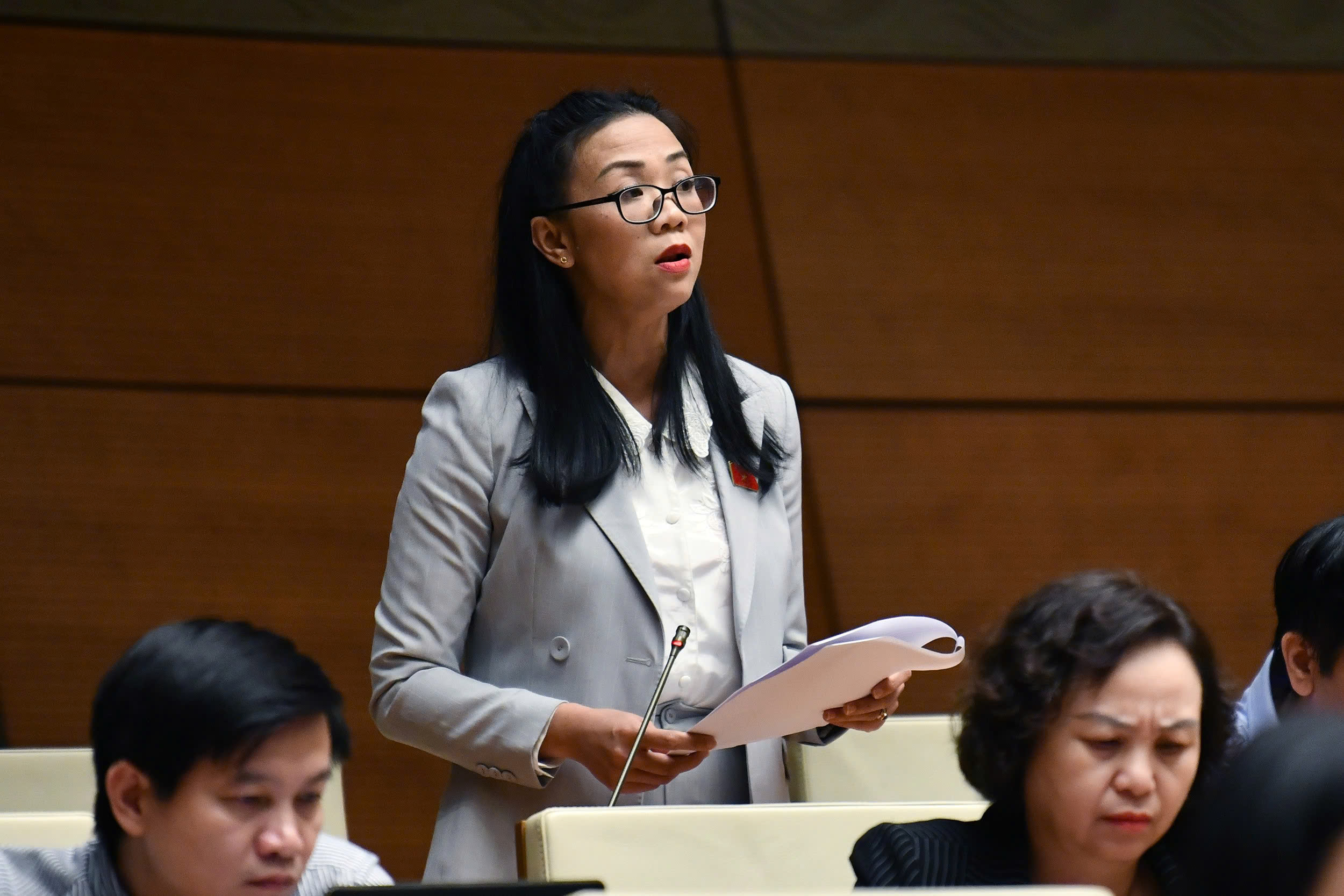 Đại biểu Trịnh Thị T&uacute; Anh, Đo&agrave;n đại biểu Quốc hội tỉnh L&acirc;m Đồng, ph&aacute;t biểu &yacute; kiến.