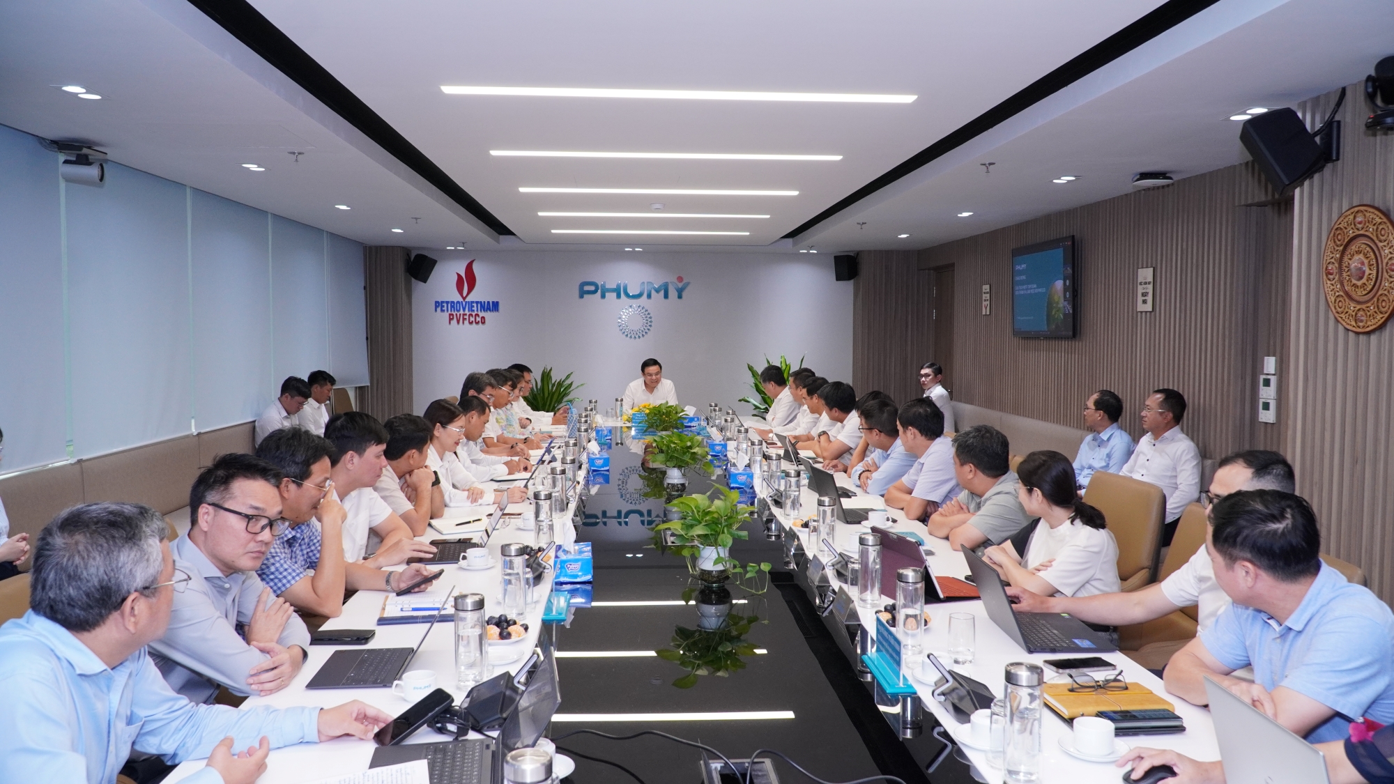 Chủ tịch HĐTV Petrovietnam Lê Mạnh Hùng chủ trì buổi làm việc với PVFCCo - Phú Mỹ về tình hình SXKD 5 tháng đầu năm 2025, kế hoạch những tháng cuối năm và định hướng giai đoạn tới.