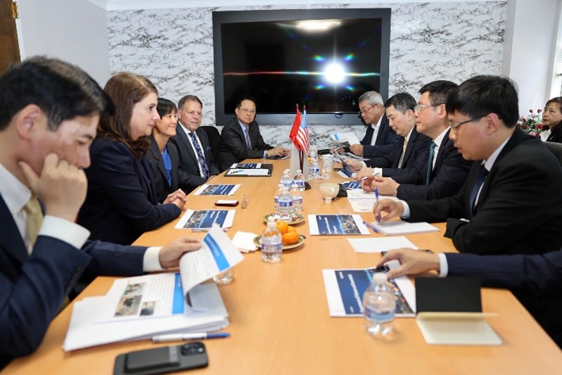 Buổi l&agrave;m việc giữa Bộ trưởng Bộ C&ocirc;ng Thương Nguyễn Hồng Di&ecirc;n với b&agrave; Jenniffer M.Chan, b&agrave; Zoe Barinaga, Ph&oacute; Chủ tịch Tập đo&agrave;n Exxon Mobil.